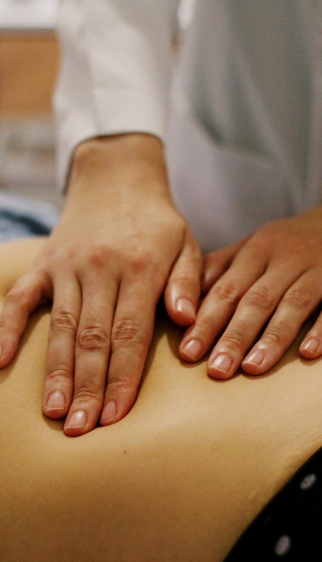 Técnica japonesa de palpação abdominal para tratamento de acupuntura